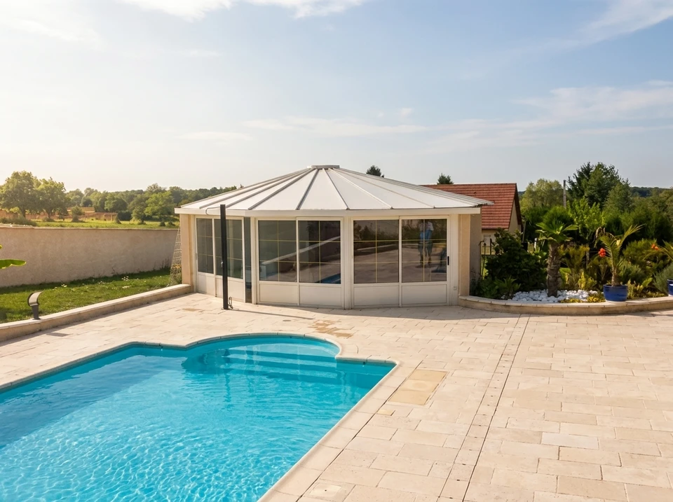 Terrasse extérieure résidentielle avec pergola métallique grise et filet de protection anti-chute